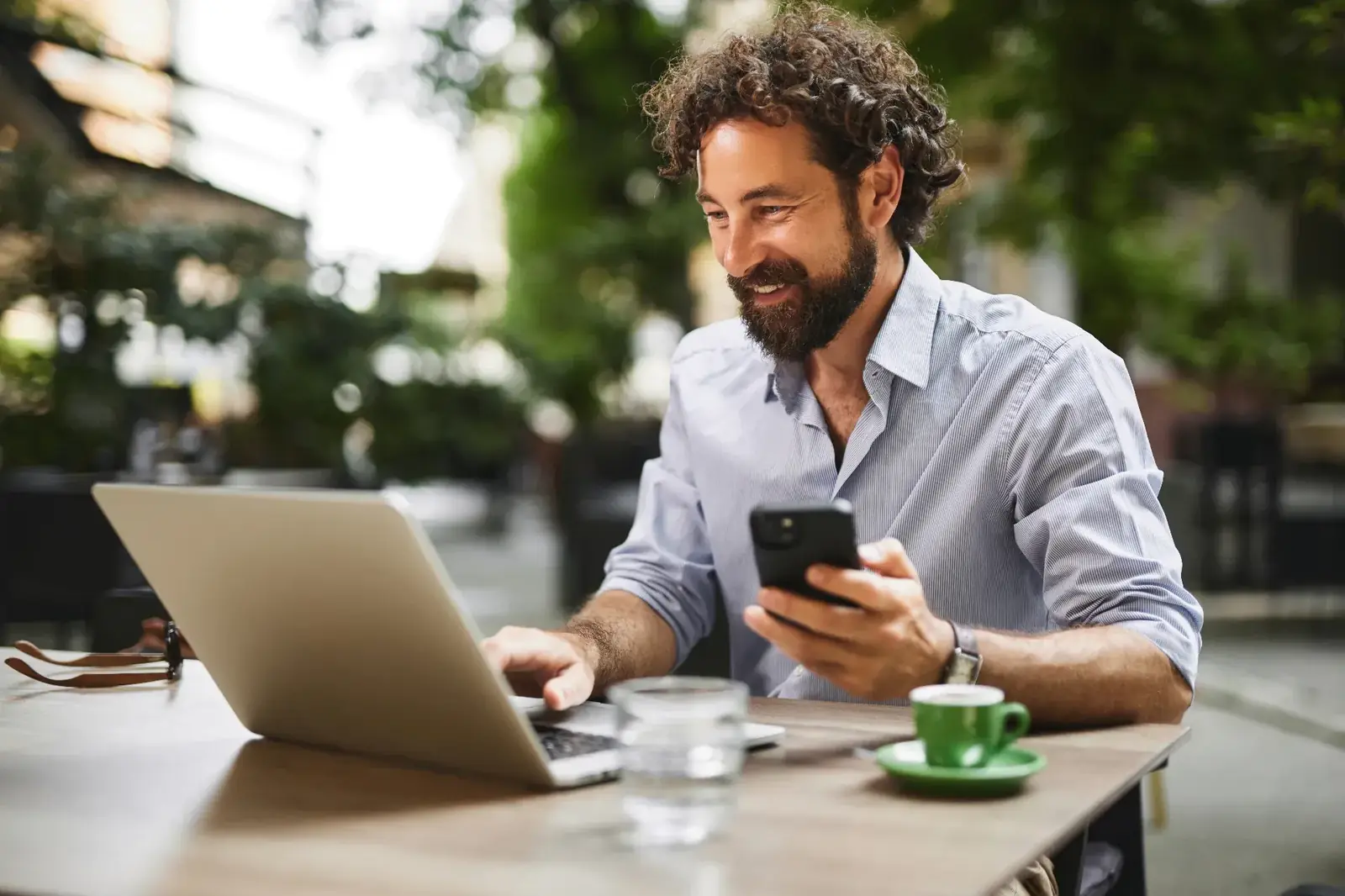 Profesional trabajando remotamente desde un café